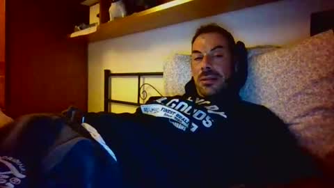 Snapshot of slevin1983 chatting on December 17, 6:03 pm slevin online show from December 17, 6:03 pm