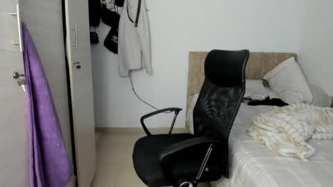 Snapshot of slim_master12 chatting on March 4, 9:43 pm slim_master12 online show from March 4, 9:43 pm