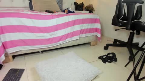 Snapshot of slut_milf1_ chatting on December 21, 10:30 pm Luna online show from December 21, 10:30 pm