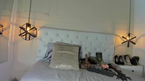 Snapshot of slut_milf1_ chatting on January 9, 6:26 pm Luna online show from January 9, 6:26 pm