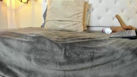 Snapshot of slut_milf1_ chatting on February 6, 7:29 pm Luna online show from February 6, 7:29 pm