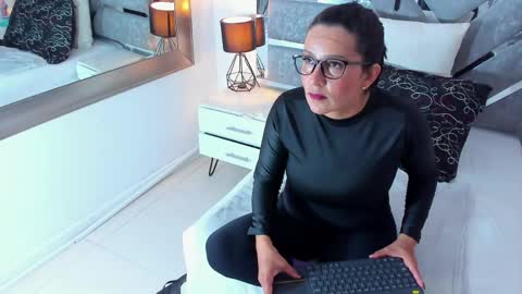 slut_milf_ online show from May 9, 4:01 pm
