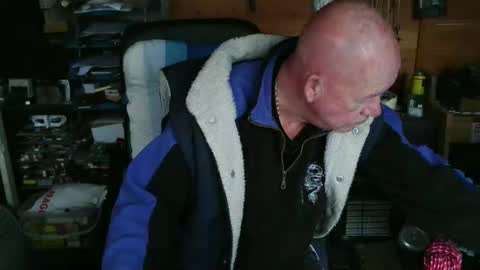 Snapshot of slutboybot chatting on November 4, 10:03 am slutboybot online show from November 4, 10:03 am