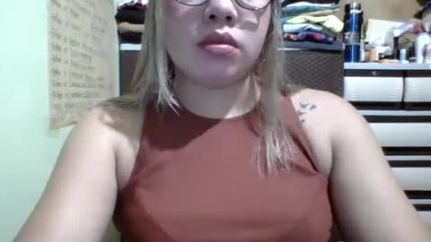 Snapshot of small_boobs59 chatting on February 24, 6:38 am Lovewella online show from February 24, 6:38 am