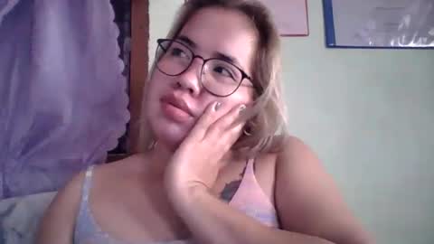 Snapshot of small_boobs59 chatting on September 23, 3:42 am Lovewella online show from September 23, 3:42 am