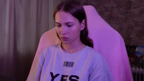 Snapshot of small_emma0 chatting on December 22, 8:22 am Emma online show from December 22, 8:22 am