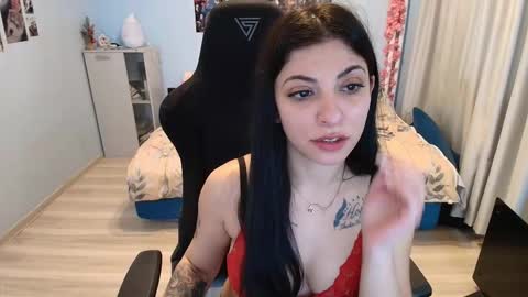 small_horny_girl online show from January 13, 8:19 am