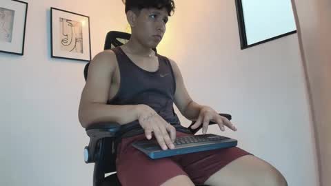 Snapshot of smallguy_19 chatting on September 11, 6:52 pm smallguy_19 online show from September 11, 6:52 pm