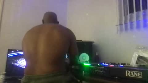 smellmycologne online show from November 22, 5:17 am