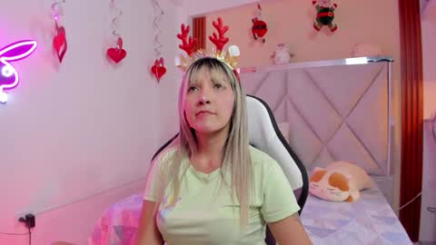 Snapshot of smile__1 chatting on December 23, 8:14 pm smile__1 online show from December 23, 8:14 pm