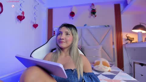 Snapshot of smile__1 chatting on December 29, 10:47 pm smile__1 online show from December 29, 10:47 pm