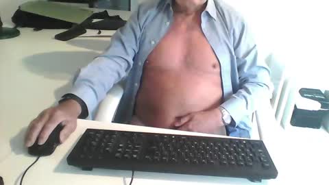 Snapshot of smilesnsmiles chatting on December 3, 11:33 am George online show from December 3, 11:33 am