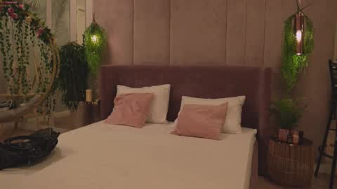 Mia online show from November 26, 5:08 am