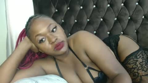 Snapshot of smileyberry_lilly chatting on February 14, 12:46 pm lilly online show from February 14, 12:46 pm