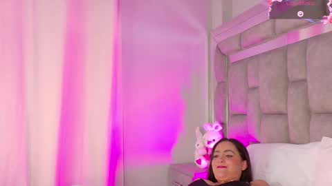 Snapshot of smiling__girl chatting on October 17, 6:43 pm online show from October 17, 6:43 pm