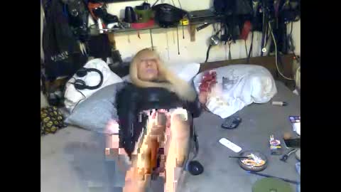 Snapshot of smokeslut365 chatting on December 10, 1:11 am smokeslut365 online show from December 10, 1:11 am