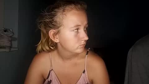 Snapshot of sneakylildevils chatting on April 12, 11:21 pm Sneakylildevils online show from April 12, 11:21 pm