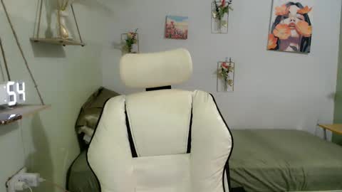 snow_2000 online show from October 16, 3:29 am