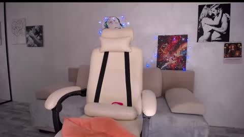 Snapshot of so_sexy_monna chatting on December 4, 6:28 pm Monna online show from December 4, 6:28 pm