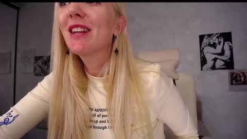 Snapshot of so_sexy_monna chatting on February 22, 2:19 pm Monna online show from February 22, 2:19 pm
