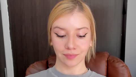 Snapshot of sofia_woodss chatting on December 3, 3:22 pm Sofia online show from December 3, 3:22 pm