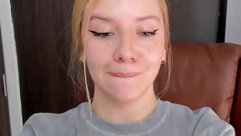 Snapshot of sofia_woodss chatting on December 3, 6:28 pm Sofia online show from December 3, 6:28 pm