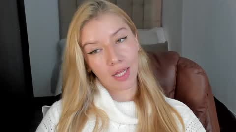 Snapshot of sofia_woodss chatting on December 7, 3:30 pm Sofia online show from December 7, 3:30 pm