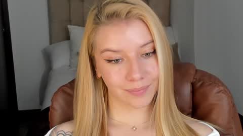 Snapshot of sofia_woodss chatting on December 9, 6:25 pm Sofia online show from December 9, 6:25 pm