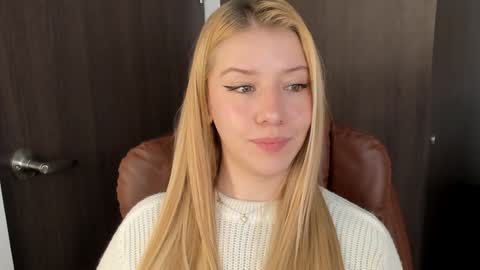 Snapshot of sofia_woodss chatting on December 10, 3:33 pm Sofia online show from December 10, 3:33 pm