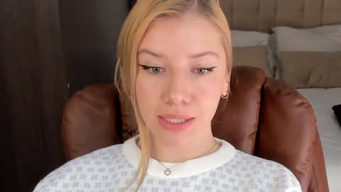 Snapshot of sofia_woodss chatting on December 13, 3:43 pm Sofia online show from December 13, 3:43 pm