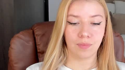 Snapshot of sofia_woodss chatting on December 18, 3:11 pm Sofia online show from December 18, 3:11 pm