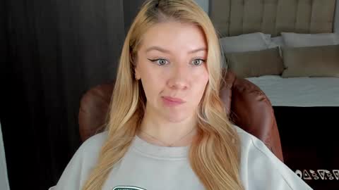 Snapshot of sofia_woodss chatting on December 20, 3:21 pm Sofia online show from December 20, 3:21 pm