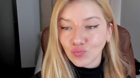 Snapshot of sofia_woodss chatting on December 29, 3:46 pm Sofia online show from December 29, 3:46 pm