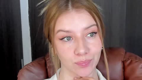 Snapshot of sofia_woodss chatting on January 28, 3:04 pm Sofia online show from January 28, 3:04 pm