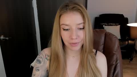 Snapshot of sofia_woodss chatting on February 25, 4:31 pm Sofia online show from February 25, 4:31 pm