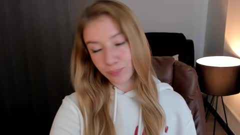 Snapshot of sofia_woodss chatting on March 6, 4:38 pm Sofia online show from March 6, 4:38 pm