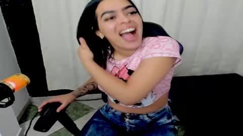 Snapshot of sofiaa_latiin chatting on February 20, 2:51 am sofia online show from February 20, 2:51 am