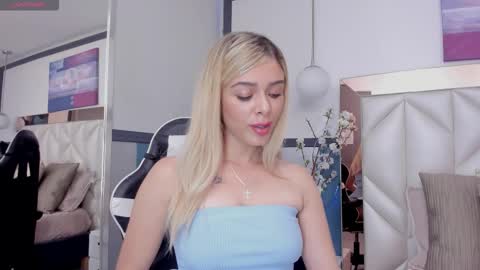 Snapshot of sofiaa_morris chatting on February 4, 7:20 pm Sofia online show from February 4, 7:20 pm