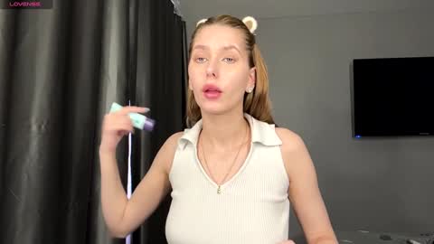 Hi My name is Sofia Welcome to my room Please thumbs up - its important online show from January 12, 9:14 am