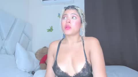 sofiacastillo01 online show from April 5, 5:15 am