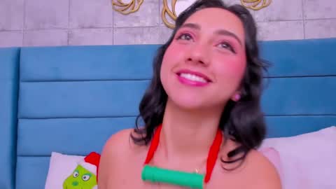 Snapshot of sofiamiiller chatting on December 5, 8:22 am Sofia Miller online show from December 5, 8:22 am
