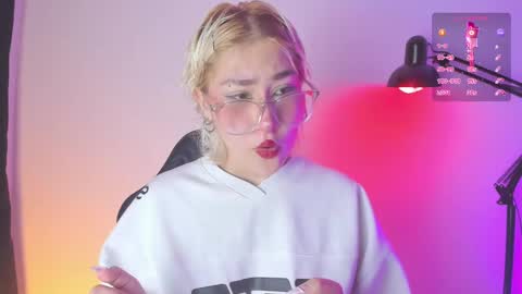 Snapshot of sofii_uwu_ chatting on February 19, 12:11 pm Sofii online show from February 19, 12:11 pm