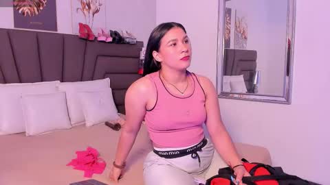 Snapshot of sofiperez_ chatting on September 15, 11:21 am online show from September 15, 11:21 am