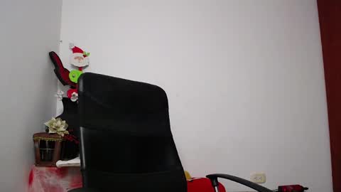 Snapshot of soft_fetish chatting on December 2, 11:34 am Camila M online show from December 2, 11:34 am