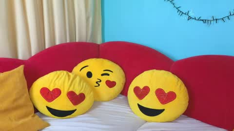 Lilly online show from March 31, 5:41 am