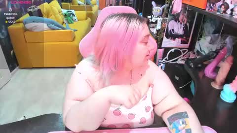 Snapshot of softie_sofy chatting on June 19, 2:38 am Sofie online show from June 19, 2:38 am