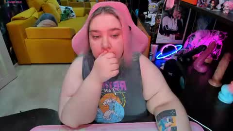 Snapshot of softie_sofy chatting on June 23, 3:04 am Sofie online show from June 23, 3:04 am