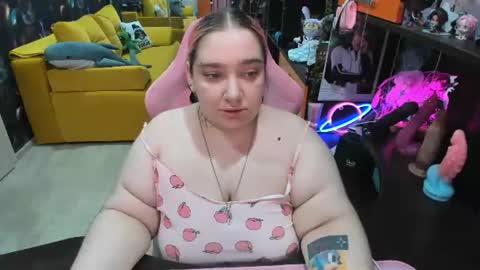 Snapshot of softie_sofy chatting on June 25, 6:40 am Sofie online show from June 25, 6:40 am