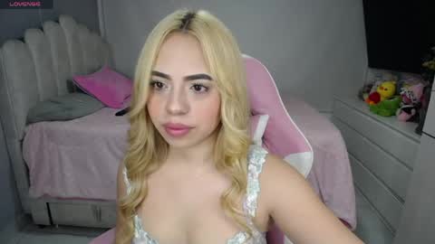 Snapshot of softkiss_x chatting on May 30, 10:51 pm Fran online show from May 30, 10:51 pm