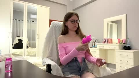 Snapshot of softlygirl chatting on May 18, 7:31 pm softlygirl online show from May 18, 7:31 pm